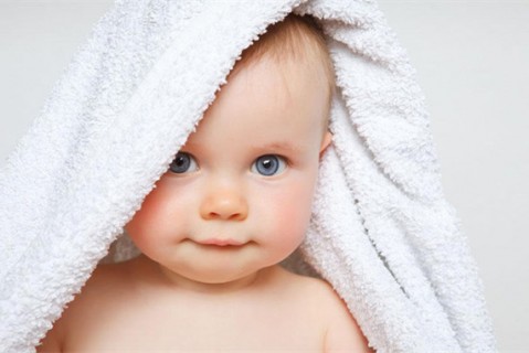 初乳很黄是不是不干净不可以喝？母乳怎么喂养惠州捐卵宝宝？